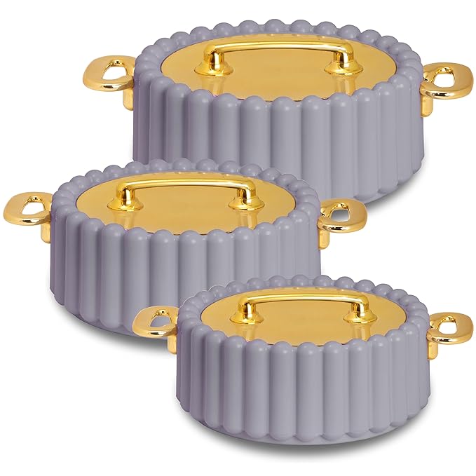 Detailed view of the casserole’s stylish ridge design and ergonomic gold-finish handle.